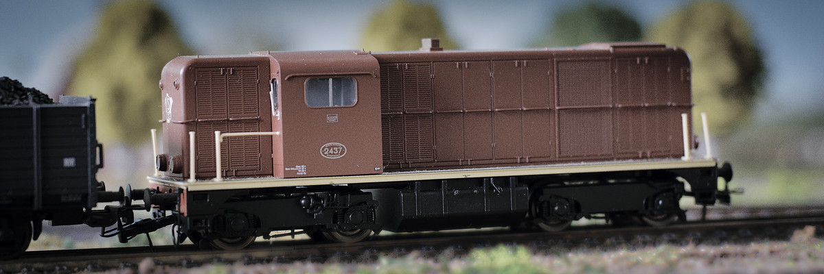 Bruine NS 2400 diesel op modelspoorbaan in H0 schaal